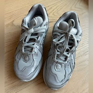New Balance 1906D “PROTECTION PACK - SILVER
METALLIC" gray sneakers, size 6.5